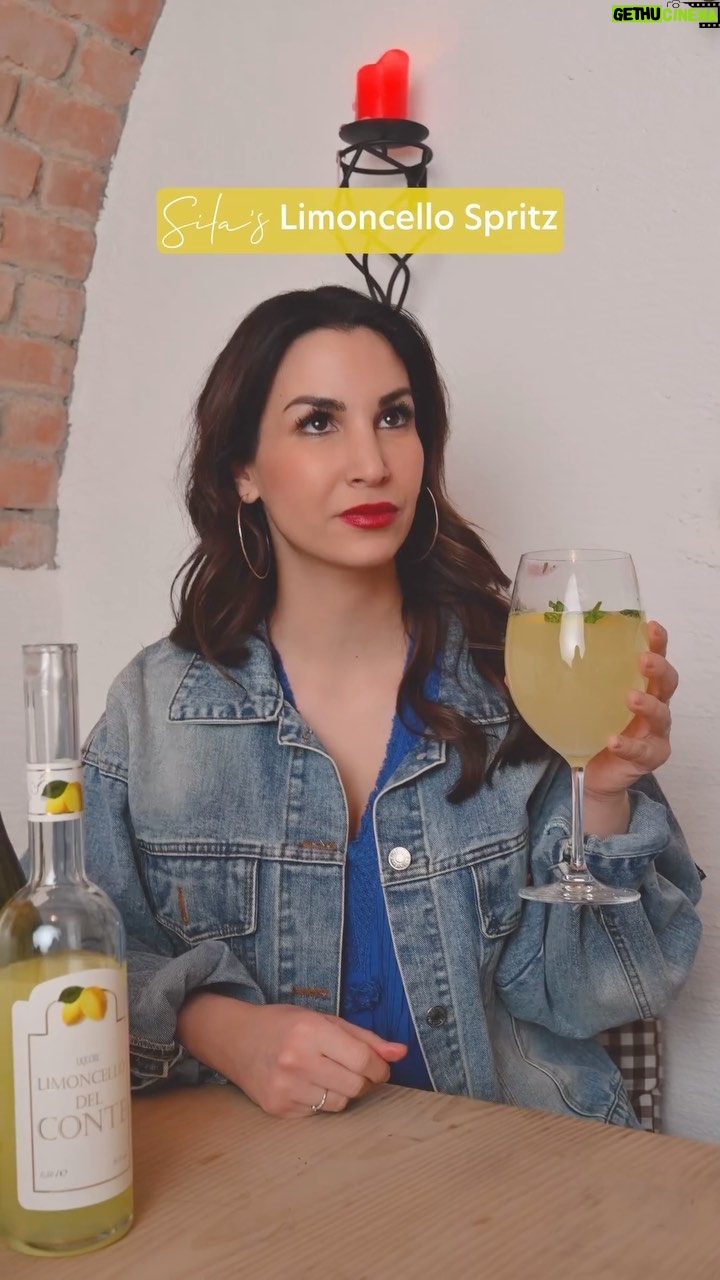 Sıla Şahin Instagram - Es gibt Tage da hilft eben nur ein Limoncello Spritz 😜,wenn das Leben dir Zitronen 🍋 🍋gibt ,mach mit deiner Freundin einfach ein Limoncello Spritz draus .Daumen hoch 👍 wenn ihr das gerade genauso fühlt … Gefühlt ist das Wochenende immer viel zu kurz 🌪️ . Wem geht es genauso? Lasst bitte ein 💓 da und taggt mit wem ihr den gerne trinken würdet natürlich nur in Maßen mir reicht immer ein Glas dann is eigentlich schon …ciao bella ciao ciao ciao angesagt 😅👌. Auf unseren noch nicht vergebenen und unverheirateten Trauzeugen @giangiuma … 😀Girls er kommt aus Italien um genau zu sein aus Sizilien und kennt sich mit Limoncello und Zitronen daher bestens aus 😃😂👍🍋👌#limoncellospritz #sowieichihnkenne #sommerdrink 🇮🇹