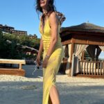 Saadet Işıl Aksoy Instagram - Keyifse keyif, partiyse parti, sporsa spor, çeşit çeşit aktivite.. (o şişme zamazingonun zirvesine çıktık bu arada ama biraz uzun sürdüğü için kayıt yok😬) Harika bir grup insanla müthiş bir tatil, müthiş bir yaz açılışıydı. Teşekkürler @inankirdemir @lofficielturkiye 🤍 #davet #prgift