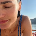 Saadet Işıl Aksoy Instagram - Paralel evrenlerden birinde ben hala bu tatildeyim.. 🐳