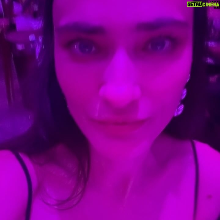 Saadet Işıl Aksoy Instagram - So many roses but none to be picked without thorns, so be fond of your flaws, dear.. 🌹 @magnetquarterly 🤍 #anniversarydinner #davet