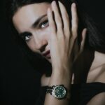 Saadet Işıl Aksoy Instagram - Versace Greca Time Lady… Sadece 3 kelime: Göz alıcı, Zamansız, Benzersiz. @saatvesaat #saatvesaat #versace #versacewatches