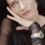Saadet Işıl Aksoy Instagram – Versace Greca Time Lady… 
Zamanın ötesinde zarafetin simgesi.
@saatvesaat #saatvesaat #işbirliği