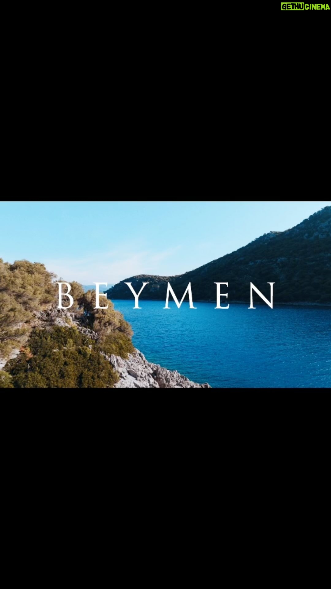Saadet Işıl Aksoy Instagram - Uçsuz bucaksız mavi sulara, güneşin iç ısıttığı kıyılara kaçmaya hazır mısınız? Hadi o zaman Beymen’le birlikte ışıltılı bir yaza merhaba diyelim. 🌊💙☀️ #BeymenSummerGlam Beymen Brand Director: @emir_alemdar Artistic Direction: @morishasan Creative Direction & Production: @otherside.ist Creative Director: @alkanakdamar Director: @denizbirgi Photographer: @erdi_dogan Executive Producer: Mert Güler @mert_guler Producer: @tansusonmez_ Talent Director: @baglankeskin Cast director: @savas_hayri @eye.productions Stylist: @eceogt Hair&Make-Up: @akbulutmurat Prop stylist: @ecemccandan Drone: @mustafaerkatirci Photographer Assistant: @bulentozber Videographer Assistant: @asiktoprak Production Assistant: @sevkiarat