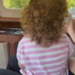 Saadet Işıl Aksoy Instagram - Şu yağmurlu günde sezonun ilk tatili için teşekkür zamanıdır. 🐳Nezaketleri ve misafirperverlikleri, kızımın diyetine ve günlük programına uygun isteklerimdeki kibarlıkları ve çabaları için @thebodrumedition ekibine, müthiş bir ekiple müthiş bir 3 gün organize ettikleri için @magnetquarterly ve @oberon.comm a çok teşekkürler. Hasta olduk ama yılmadık, yine de o buz gibi suya anne-kız ikimiz de girdik, çok eğlendik, çok güldük ve durmadan şarkı söyleyip dans ettik, tüm bu güzel anlar için de her an şükrettik. 🌻🐝🐞🦋☀️