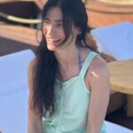Saadet Işıl Aksoy Instagram - Şu yağmurlu günde sezonun ilk tatili için teşekkür zamanıdır. 🐳Nezaketleri ve misafirperverlikleri, kızımın diyetine ve günlük programına uygun isteklerimdeki kibarlıkları ve çabaları için @thebodrumedition ekibine, müthiş bir ekiple müthiş bir 3 gün organize ettikleri için @magnetquarterly ve @oberon.comm a çok teşekkürler. Hasta olduk ama yılmadık, yine de o buz gibi suya anne-kız ikimiz de girdik, çok eğlendik, çok güldük ve durmadan şarkı söyleyip dans ettik, tüm bu güzel anlar için de her an şükrettik. 🌻🐝🐞🦋☀️