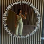 Saadet Işıl Aksoy Instagram - Şu yağmurlu günde sezonun ilk tatili için teşekkür zamanıdır. 🐳Nezaketleri ve misafirperverlikleri, kızımın diyetine ve günlük programına uygun isteklerimdeki kibarlıkları ve çabaları için @thebodrumedition ekibine, müthiş bir ekiple müthiş bir 3 gün organize ettikleri için @magnetquarterly ve @oberon.comm a çok teşekkürler. Hasta olduk ama yılmadık, yine de o buz gibi suya anne-kız ikimiz de girdik, çok eğlendik, çok güldük ve durmadan şarkı söyleyip dans ettik, tüm bu güzel anlar için de her an şükrettik. 🌻🐝🐞🦋☀️
