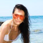 Saadet Işıl Aksoy Instagram – “Sosyal medyayı elimden geldiğince kullanıyorum ama özel bir anı çok iyi bir içerik uğruna es geçemiyorum. Bir yandan da sosyal medyadan kendimi tercih ettiğim halimle ifade edebiliyor olmak büyük bir özgürlük” diyen #SaadetIşılAksoy ile Alem Summer Exclusive kapak çekiminden anlar🌞🦀🐚 @saadetisilaksoy 
Video: @uskevio_
Mekan: @sixsenseskaplankaya