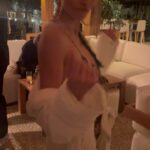 Saadet Işıl Aksoy Instagram - Şu yağmurlu günde sezonun ilk tatili için teşekkür zamanıdır. 🐳Nezaketleri ve misafirperverlikleri, kızımın diyetine ve günlük programına uygun isteklerimdeki kibarlıkları ve çabaları için @thebodrumedition ekibine, müthiş bir ekiple müthiş bir 3 gün organize ettikleri için @magnetquarterly ve @oberon.comm a çok teşekkürler. Hasta olduk ama yılmadık, yine de o buz gibi suya anne-kız ikimiz de girdik, çok eğlendik, çok güldük ve durmadan şarkı söyleyip dans ettik, tüm bu güzel anlar için de her an şükrettik. 🌻🐝🐞🦋☀️