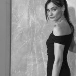 Saadet Işıl Aksoy Instagram – Instagram benim için 3günsonragram.. Birkaç gün gecikmeli olarak, harika gece için ve beni öyle tatlı bir gecede ödül vermeye layık gördüğünüz için çok teşekkürler @harpersbazaarturkiye 🤍🖤 #woty #womenoftheyear