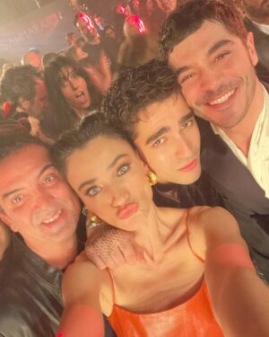 Saadet Işıl Aksoy Instagram - Binge watching başlasın.. Son iki kare şu anki ruh halim.. 💃🏻 Bu arada binge watching’in tam Türkçe çevirisini istiyoruz. 😬 @netflixturkiye #sahmaran
