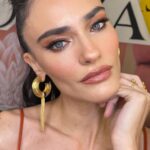Saadet Işıl Aksoy Instagram - Binge watching başlasın.. Son iki kare şu anki ruh halim.. 💃🏻 Bu arada binge watching’in tam Türkçe çevirisini istiyoruz. 😬 @netflixturkiye #sahmaran