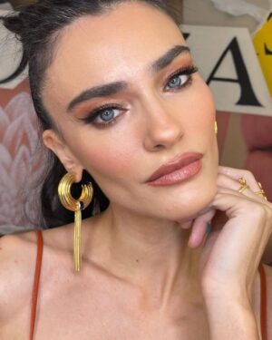 Saadet Işıl Aksoy Instagram - Binge watching başlasın.. Son iki kare şu anki ruh halim.. 💃🏻 Bu arada binge watching’in tam Türkçe çevirisini istiyoruz. 😬 @netflixturkiye #sahmaran