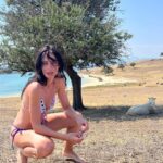 Saadet Işıl Aksoy Instagram - Once upon a time in Greece.. 🐳 Uzun zamandır gittiğim en iyi tatil yerlerinden biri oldu Halkidiki ve kaldığım en iyi otellerden biri @eagles.resort ve @eaglesvillas 🤍 Yanlış anlaşılmasın, reklam falan değil bu, oteli internetten araştırarak bulup rezervasyon yaptırıp gittik ve 6 günlük tatilimizi tüm otel ekibi olarak o kadar harika hale getirdiler ki, buradan bu özel teşekkürü yapmayı çok istedim. Special mention to the best chef ever @dimi_melis 🙏🏻