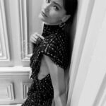 Saadet Işıl Aksoy Instagram - Dün gecenin tatlı bir özeti.. Son foto da balkabağına dönüşme anım, severiz.. 🥰 Teşekkürler @marieclairetr @ecesisik @raisavanessa @monapetrajewelry @erkanuluc @essalonhairandbeauty 🩵 #marieclaire35