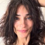 Saadet Işıl Aksoy Instagram - Dün gecenin tatlı bir özeti.. Son foto da balkabağına dönüşme anım, severiz.. 🥰 Teşekkürler @marieclairetr @ecesisik @raisavanessa @monapetrajewelry @erkanuluc @essalonhairandbeauty 🩵 #marieclaire35