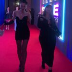 Saadet Işıl Aksoy Instagram - Dün geceden bazı güzel anlar, güzel insanlar, güzel karşılaşmalar.. 🙏🏻💫#ellestyleawards2023 Styling: @vedatesendere 💗 Elbise: @museumoffineclothing 🖤