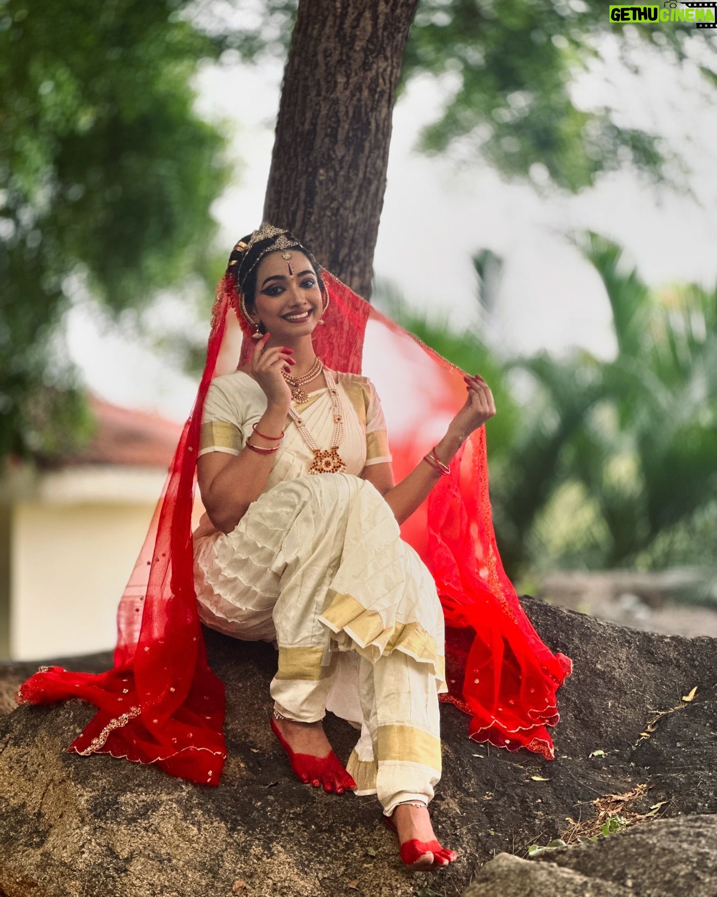 Saanve Megghana Instagram - SHOWCASE OF RAMAYANA! Honored to play Sita Devi in one of the sequences. π Thank you @studentsofsumadhura for this opportunity. Thank you @sravyamanasa garu and @goutham_maheswar sir for pushing me to do my best. Had a great summer workshop at @ira_studios_india π«Άπ» PC : @malavika.nambiar β€οΈ #Ramayana #Sita #Play #Drama #Dance #Stage #BTS #instagram