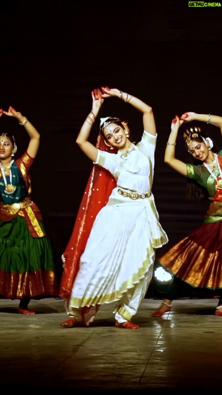 Saanve Megghana Instagram - First ever classical performance on stage, adi kuda Sita Devi laaga! ๐๐ Shot and edited by @vamsipujit โค๏ธ . . Thankyou, @sravyamanasa @goutham_maheswar for making me a part. Iโve made plenty of mistakes and I promise Iโm gonna make no mistakes in our next showcase! ๐ซถ๐ป