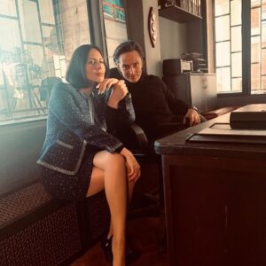 Sabina Akhmedova Instagram - Partner in crime, любимый артист @chursin_yury  на площадке сериала «Мерзлая земля» 🖤 
Уже на платформах @kinopoisk и #wink
Фото @ooksanakaras