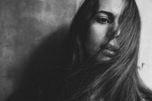 Sabina Akhmedova Instagram - У меня сегодня день рождения. Говорить о своих стремлениях и желаниях нет смысла без самого главного - 
Пусть, пожалуйста, будет мир! 
Я всегда верила в человека. Иногда слишком наивно, но без этого я не могу. В самые сложные моменты, если мне не могли помочь те, от которых я это ожидала, мне помогали малознакомые люди. 
Я бы очень хотела сохранить эту веру. Берегите друг друга, любите, будьте внимательны друг к другу, берегите в себе человека. Если даже нет возможности помочь делом, всегда можно обнять и просто быть рядом. И если хотя бы для большинства из нас эмпатия и милосердие, даже в самых малых их проявлениях, станет установкой на каждый день, естественным и базовым состоянием, то однажды мы проснемся в совершено другом мире. 
Вот несколько фондов, которые я поддерживаю и которые каждый день делают большое дело. Поддержите их (или какой-либо другой) при желании. Это будет лучший подарок для меня: 
@mayak.help 
@doktor.liza 
@pomosch.app 
Обнимаю вас.