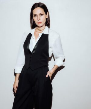 Sabina Akhmedova Instagram - Сегодня на START уже можно посмотреть первую серию по моему именному промокоду SABINA. 14 дней бесплатного доступа для новых подписчиков онлайн-кинотеатра @start.ru 
Отдельное спасибо за вчерашний очень тёплый вечер, где мы собрались самыми близкими. 🤍
Total look @dior и @yuliawave.brand 
Style @aleksandra.georgie @anastasiabocharova 
Photo @temerina