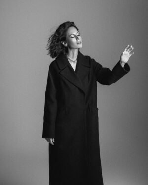 Sabina Akhmedova Instagram - Больше всего хранимого храни сердце твое, потому что из него источники жизни.
Притчи Соломона 4:23

Keep your heart with all vigilance, for from it flow the springs of life.
Proverb 4:23

Фото @kat_shumskaya 🤍
Команда 
@elenanik_beauty
@kris_scherbakova
@kuba_mh
@lea_malevich_brand