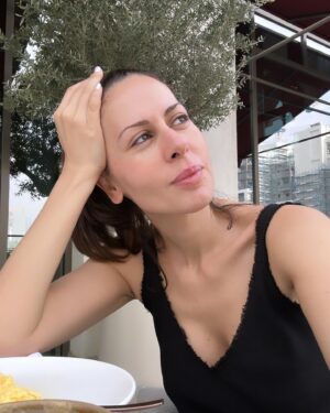 Sabina Akhmedova Instagram - Выходя из сложного периода, с благодарностью за урок и с радостью, что он наконец-то закончился. 
И я просто хочу сказать спасибо моим друзьям и родным, которые были рядом, как-то легко и естественно это делали, инициировали встречи, поддерживали. Столько теплых, интересных, важных разговоров и мыслей. Несмотря на эмоциональные переживания, моя жизнь стала даже насыщеннее, интереснее, объемнее. Так парадоксально. Просто потому что я сбросила груз, перестала «натягивать чужую перчатку» на себя, и начала наслаждаться собой и своей жизнью. 
Даже в самых болезненных ситуациях может проявится понимание истинной собственной ценности и чего ты действительно достоин.
Спасибо любимым людям и себе. 
Новая глава.