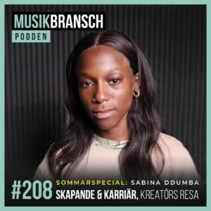 Sabina Ddumba Instagram - Från signad till independent⭐️ Vi välkomnar den begåvade Sabina Ddumba till vår sommarspecial, med DMG-studenten Amanda Heed som co-host! 

Avsnittet djupdyker i Sabinas resa som artist och person, från sitt första musikjobb vid 15 års ålder till att joina Tensta Gospel Choir och samarbeta med Jenny Wilson, innan hon blev signad vid 18 års ålder. Efter tio år med majorbolag är hon nu independent, och tagit en välbehövlig paus för att återfinna sig i musiken. 

Hon reflekterar över framgång och balansen mellan personlig och artistisk identitet, där hon talar öppet om sina ”hjärnspöken” och utmaningarna med professionella samarbeten. Sabina diskuterar även kring att låta rätt lyssnare hitta hennes musik, samt övergången till att driva eget bolag. 

Avslutningsvis betonas vikten av att ha ett stödjande team, och uppmanar kreatörer att våga be om hjälp - mer om detta i nästa avsnitt!

Lyssna nu där poddar finns🎙️ #sabinaddumba #musikbranschpodden