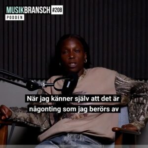 Sabina Ddumba Instagram - Från signad till independent⭐️ Vi välkomnar den begåvade Sabina Ddumba till vår sommarspecial, med DMG-studenten Amanda Heed som co-host! 

Avsnittet djupdyker i Sabinas resa som artist och person, från sitt första musikjobb vid 15 års ålder till att joina Tensta Gospel Choir och samarbeta med Jenny Wilson, innan hon blev signad vid 18 års ålder. Efter tio år med majorbolag är hon nu independent, och tagit en välbehövlig paus för att återfinna sig i musiken. 

Hon reflekterar över framgång och balansen mellan personlig och artistisk identitet, där hon talar öppet om sina ”hjärnspöken” och utmaningarna med professionella samarbeten. Sabina diskuterar även kring att låta rätt lyssnare hitta hennes musik, samt övergången till att driva eget bolag. 

Avslutningsvis betonas vikten av att ha ett stödjande team, och uppmanar kreatörer att våga be om hjälp - mer om detta i nästa avsnitt!

Lyssna nu där poddar finns🎙️ #sabinaddumba #musikbranschpodden