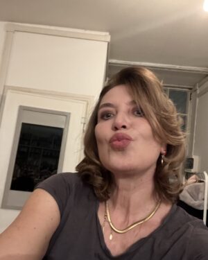 Sabina Guzzanti Instagram - Appena tornata da #propaganda grazie dei messaggi questo nella foto vorrebbe essere un bacio💋