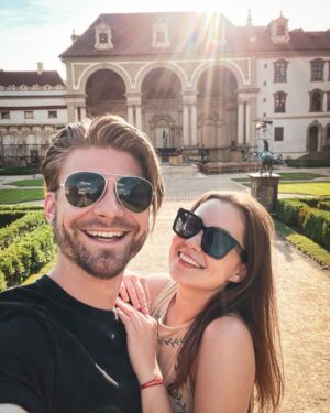 Sabina Rojková Instagram - Od zítřka “Romeo a Julie” ve Valdštejnské zahradě. Přijďte, doprovodné zvuky dělají 🦚! A Romea @mareklambora 😊😊těšíme se na Vás!