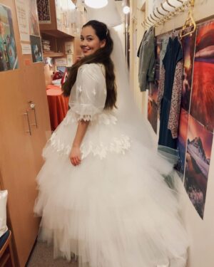 Sabina Rojková Instagram - Zvu Vás na mojí svatbu!😍 kdy? 3.12. kde? v @divadlo_na_vinohradech - “Miláček”, těšíme se! Bude to💣💗