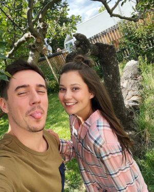 Sabina Rojková Instagram - Nina a Martin zase spolu😍🎬🔜 #costehasici @tvnovaofficial #tvnova a první sérii Hasičů můžete sledovat na @voyo_cz :)