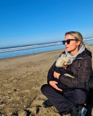 Sabrina Carballo Instagram - Chau Romi😔…. De verdad no se como voy hacer…AMO mucho a los perros…y se que lamentablemente se van pronto…ya lo aprendi ….pero cdo llega ese momento es de un dolor inexplicable …
El 24/03/06 apareciste en mi vida bebe y me acompañaste hasta Hoy…casi llegas a los 17…la desgracia..no quisiste llegar a esa fecha…bebe…pesadito,Roma…y desde hace poco el Vieji siempre estuviste  ahí todos los días durante casi 17 años…eras BIEN ariano…vivimos tantas cosas juntos…tantas…viajaste mas q Mama ..ja..eras mi compañero…Me despertaba  y me iba  a la cama sabiendo que estabas ahí y que estarías ahí cuando  despertará.,eso le pedia a Dios,a la Virgen,a San Roque y a mi papa… Nunca dejaste de saludarme con tu cola llena de emoción y con tus ladridos agudos..,aun ahora q a veces te perdías y no sabias donde estabas,cdo llegaba a casa. Siento q este ultimo tiempo no te di mucha bola…..y pienso quizás si llegaba un ratín antes hubiese podido hacer algo😔…pero Dios sabes x q hace la cosas y vos tmb sabias q yo soy re cagona y q quizás si es q te tenias q ir me iba asustar la situación…  Te voy a extrañar TANTO q de verdad no se como expresarlo..cada minuto  que estábamos juntos… todo!!Se q Papa ,los abuelos..y hasta Mateo de estan esperando allá arriba..para q sigas siendo Feliz!!
Pd: No pilles el Cielo🙏 🙂
Hasta pronto bebe…😔.. o hasta q Dios decida  cuando volveremos a encontrarnos🌹!!TE AMO❤️