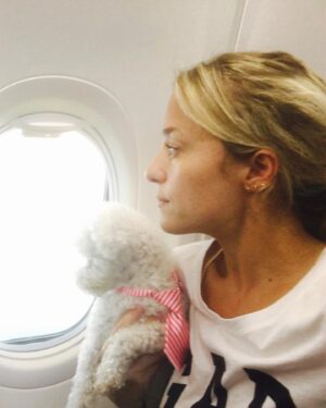 Sabrina Carballo Instagram - Chau Romi😔…. De verdad no se como voy hacer…AMO mucho a los perros…y se que lamentablemente se van pronto…ya lo aprendi ….pero cdo llega ese momento es de un dolor inexplicable …
El 24/03/06 apareciste en mi vida bebe y me acompañaste hasta Hoy…casi llegas a los 17…la desgracia..no quisiste llegar a esa fecha…bebe…pesadito,Roma…y desde hace poco el Vieji siempre estuviste  ahí todos los días durante casi 17 años…eras BIEN ariano…vivimos tantas cosas juntos…tantas…viajaste mas q Mama ..ja..eras mi compañero…Me despertaba  y me iba  a la cama sabiendo que estabas ahí y que estarías ahí cuando  despertará.,eso le pedia a Dios,a la Virgen,a San Roque y a mi papa… Nunca dejaste de saludarme con tu cola llena de emoción y con tus ladridos agudos..,aun ahora q a veces te perdías y no sabias donde estabas,cdo llegaba a casa. Siento q este ultimo tiempo no te di mucha bola…..y pienso quizás si llegaba un ratín antes hubiese podido hacer algo😔…pero Dios sabes x q hace la cosas y vos tmb sabias q yo soy re cagona y q quizás si es q te tenias q ir me iba asustar la situación…  Te voy a extrañar TANTO q de verdad no se como expresarlo..cada minuto  que estábamos juntos… todo!!Se q Papa ,los abuelos..y hasta Mateo de estan esperando allá arriba..para q sigas siendo Feliz!!
Pd: No pilles el Cielo🙏 🙂
Hasta pronto bebe…😔.. o hasta q Dios decida  cuando volveremos a encontrarnos🌹!!TE AMO❤️