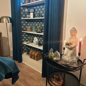 Sabrina Perquis Instagram - Élever ses vibrations pour rayonner de l’intérieur vers l’extérieur! ✨💖

Savoir prendre soin de soi va bien au-delà des simples rituels de beauté. C’est aussi libérer les énergies stagnantes qui entravent notre épanouissement. 

Les épreuves de la vie peuvent laisser des traces invisibles, impactant notre bien-être physique, émotionnel et mental et je sais de quoi je parle …. 

Même quand on est fort! Le  corps est une caisse enregistreuse ! 

Je réalise à quel point j’ai longtemps négligé cet aspect important de ma vie,
En pensant tjr tt « gérer » sans  d’explorer les blessures émotionnelles qui bien souvent freinent mes progressions .

Investir notre énergie au quotidien est essentiel, mais il est tout aussi crucial de la renouveler et de la recharger. 

Prendre du recul, cultiver nos passions et surtout, chérir notre corps en lui offrant du bien être et des soins bien mérités !!!! 

Maintenant je le fais … 

Il y a quelques jours , j’ai offert à mon corps un moment de détente profonde dans un cadre chaleureux et relaxant … grâce à un soin énergétique avec @stephanie.madeira.ds,  avec qui j’ai partagé des formations enrichissantes pour devenir coach.

Stéphanie, en tant qu’énergéticienne, guide les femmes vers la révélation de leur beauté intérieure et spirituelle, les aidant à s’épanouir pleinement dans leur féminité. Ses guidances intuitives sont juste incroyables, croyez-moi!

Un soin énergétique pour dissoudre les blocages et revitaliser votre être. 

Je vous assure que ça fait un bien fou et les résultats sont bluffants. Je vous recommande vraiment de vous offrir cette reconnexion profonde avec vous-même.✨

Qu’est ce qui vous aide à retrouver l’énergie? 

#reconnection #soinenergetique