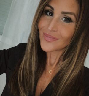 Sabrina Perquis Instagram - New me ✨ Résumé du week-end des fleurs 😍 et une nouvelle couleur/coupe de cheveux by my favorite secret partner @glamorgan.hair … je suis trop fan de la couleur 😍

J’espère sue vous avez passé un bon week-end