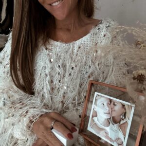 Sabrina Perquis Instagram - Et puis, il y a le temps qui file à une trop grande vitesse …. Un jour, on prend conscience qu’il a déjà 20 ans, qu’il travaille, qu’il reçoit sa première paye, et tu découvres sous le sapin un bijou qui devient le plus précieux trésor…. ❤️🙏

Quel a été le premier cadeau de votre enfant ? ( le collier de nouilles ça compte pas ( enfin si mais pas là😅) 

Je voulais vous partager le joli cadeau de mon fils …. 🥰✨