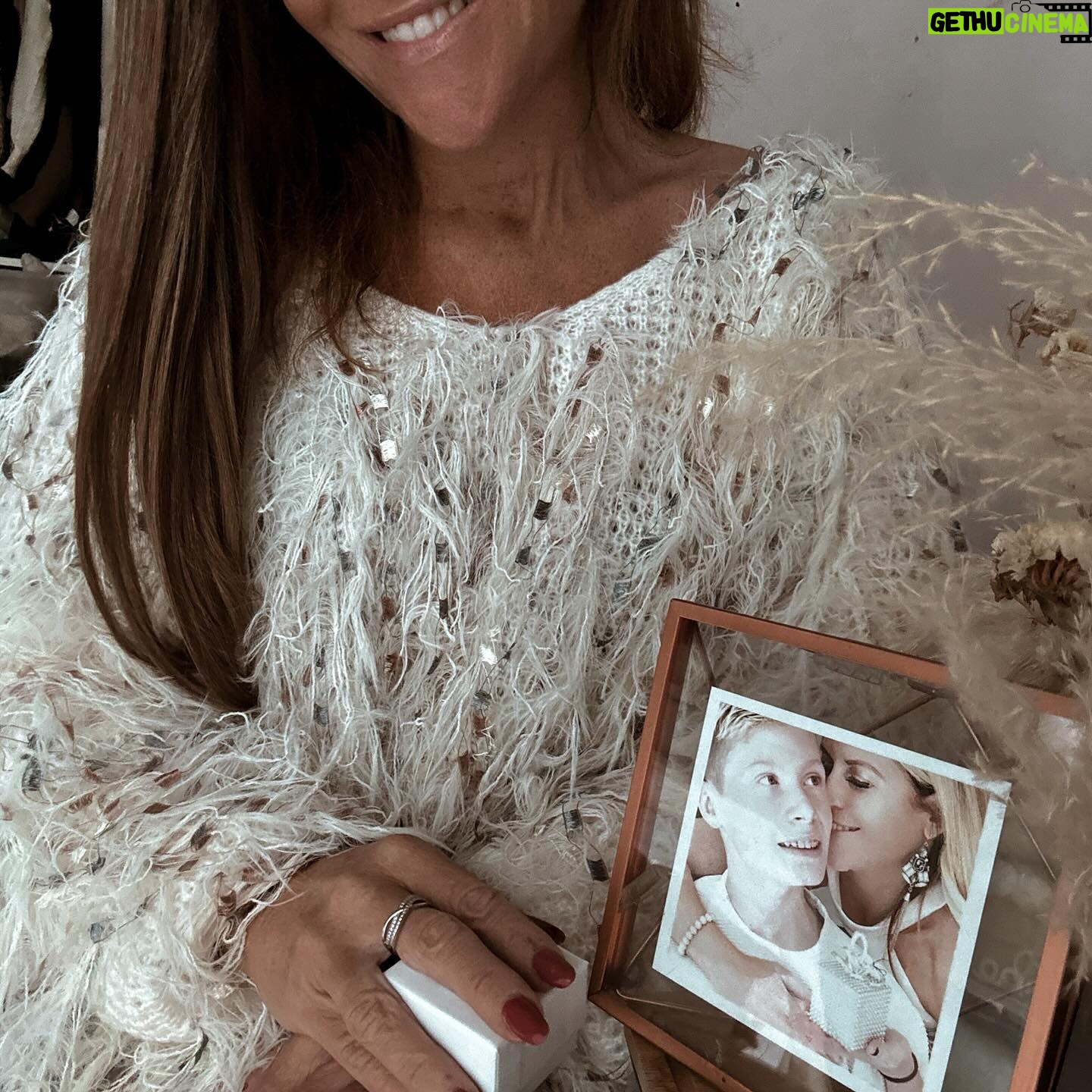 Sabrina Perquis - 3.1K Likes - Et puis, il y a le temps qui file Ć une trop grande vitesse ā¦. Un jour, on prend conscience quāil a dĆ©jĆ 20 ans, quāil travaille, quāil reƧoit sa premiĆØre paye, et tu dĆ©couvres sous le sapin un bijou qui devient le plus prĆ©cieux trĆ©sorā¦. ā¤ļøš
Quel a Ć©tĆ© le premier cadeau de votre enfant ? ( le collier de nouilles Ƨa compte pas ( enfin si mais pas lĆ š
)
Je voulais vous partager le joli cadeau de mon fils ā¦. š„°āØ