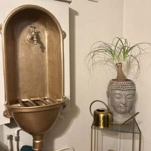 Sabrina Perquis Instagram - Élever ses vibrations pour rayonner de l’intérieur vers l’extérieur! ✨💖

Savoir prendre soin de soi va bien au-delà des simples rituels de beauté. C’est aussi libérer les énergies stagnantes qui entravent notre épanouissement. 

Les épreuves de la vie peuvent laisser des traces invisibles, impactant notre bien-être physique, émotionnel et mental et je sais de quoi je parle …. 

Même quand on est fort! Le  corps est une caisse enregistreuse ! 

Je réalise à quel point j’ai longtemps négligé cet aspect important de ma vie,
En pensant tjr tt « gérer » sans  d’explorer les blessures émotionnelles qui bien souvent freinent mes progressions .

Investir notre énergie au quotidien est essentiel, mais il est tout aussi crucial de la renouveler et de la recharger. 

Prendre du recul, cultiver nos passions et surtout, chérir notre corps en lui offrant du bien être et des soins bien mérités !!!! 

Maintenant je le fais … 

Il y a quelques jours , j’ai offert à mon corps un moment de détente profonde dans un cadre chaleureux et relaxant … grâce à un soin énergétique avec @stephanie.madeira.ds,  avec qui j’ai partagé des formations enrichissantes pour devenir coach.

Stéphanie, en tant qu’énergéticienne, guide les femmes vers la révélation de leur beauté intérieure et spirituelle, les aidant à s’épanouir pleinement dans leur féminité. Ses guidances intuitives sont juste incroyables, croyez-moi!

Un soin énergétique pour dissoudre les blocages et revitaliser votre être. 

Je vous assure que ça fait un bien fou et les résultats sont bluffants. Je vous recommande vraiment de vous offrir cette reconnexion profonde avec vous-même.✨

Qu’est ce qui vous aide à retrouver l’énergie? 

#reconnection #soinenergetique
