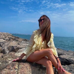 Sabrina Perquis Instagram - Souviens-toi toujours que : tout comme les vagues, la vie est en perpétuel mouvement. Elle nous bouscule, nous emporte, nous élève, puis nous fait redescendre…..

Parfois, les tempêtes se déchaînent, les vents hurlent et les vagues semblent insurmontables. Mais même au cœur de la tourmente, garde espoir et souviens-toi que tout finit par se calmer. Chaque tempête, si violente soit-elle, laisse toujours place à un ciel serein et à des eaux paisibles. Les périodes agitées ne durent jamais éternellement; la tranquillité finit toujours par revenir.

Si tu es dans cette période actuellement, respire, médite, connecte-toi à ce qui te fait du bien, pense à toi, sois patient(e). Respire encore, ça va aller✨✨✨

Bon dimanche 🤍