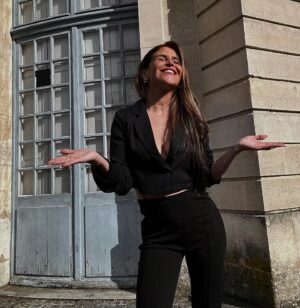 Sabrina Perquis Instagram - « S’il  y a bien une chose que j’ai retenue, c’est qu’il ne faut pas laisser le chagrin s’installer dans sa vie... Et le meilleur moyen pour le chasser, c’est de rire, de sourire et d’aimer, même trop, même si parfois ça peut sonner faux, mais on ne doit jamais baisser les bras, non, sinon on coule, on coule, on touche le fond, souvent même on finit par se noyer dans son malheur... Et après ça, pour remonter à la surface, il faut beaucoup trop de temps. Ne laissez pas le chagrin vous aveugler, ne le laissez pas prendre le contrôle de votre vie, ne le laissez pas ruiner vos rêves...
Choisissez le bonheur, même quand vous ne le voyez pas, même quand le sort s’acharne et même dans les moments les plus durs. Le seul moyen pour s’en sortir, c’est de regarder autour de soi, de s’accrocher à toutes les belles choses, même infimes soient elles, que la vie laisse sur ta route, et de faire abstraction des mauvaises ».
✨✨✨Katherine Pancol