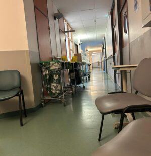 Sabrina Perquis Instagram - Hier c était la dernière étape d un mois et demi intense  entre les médecins, les couloirs de l’hôpital avec deux passages au bloc et le concrétisation d un nouveau projet pro … je suis enfiiiin tranquille pour 3 mois si tout va bien , ça n’a pas été de tout repos mais c’est fait ! Et je suis trop contente !!! Du coup aujourd’hui c’était journée shopping avec ma maman et Loes …. J’ai pas été très présente, mais là je vais avoir un peu plus de temps pour partager par ici comme je le souhaite :) 

✨✨✨
