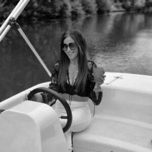Sabrina Perquis Instagram - Tu sais qu’il y a un bateau qui mène au pays des rêves 🎵🤍

Retour sur la balade en bateau d’hier avec @marindeaudoucefrance 
qui propose de louer des bateaux électriques et sans permis à l’heure ou à la journée. Pour une balade ou un événement  pouvant aller jusqu’à 11 personnes. 
Il faut être majeur évidement pour louer les bateaux. 
Les équipes sont vraiment accueillantes et font tout pour que la balade soit agréable.
Vous pouvez demander une table pour installer à bord, emporter des choses à boire et à manger (sauf alcool), 
c’est simple à conduire, il y a pas mal de choses à voir ; les prix sont abordables et encore plus si vous êtes plusieurs.

En bref,  on a vraiment passé un moment agréable que je compte refaire avant la fin de leur saison le 4 octobre.

En région parisienne vous avez plusieurs sites de départ (Paris,  Levallois, Meaux, Lille et Fontainebleau).
Je vous mets le lien du site  en storie !

✨✨✨