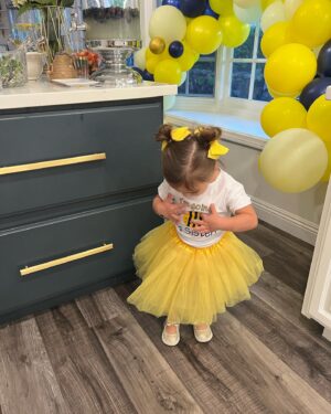 Sabrina Bryan Instagram - “I’m going to BEE a Big Sister!!” Gender Reveal tomorrow!!! 🐝💗💙 #comilliamonroe #bigsister #bigsisterreportingforduty #genderreveal #familytime