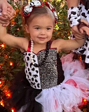 Sabrina Bryan Instagram - Halloween 2022 Cruella and her Dalmatians! ❤️🤍🖤 if you know Little Miss Monroe you know that she is OBSESSED with puppies!! In a good way of course! This was the perfect theme for our baby girl’s 3rd Halloween! #comilliamonroe #halloween2022 #cruelladevil #puppycrazy