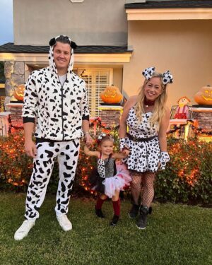 Sabrina Bryan Instagram - Halloween 2022 Cruella and her Dalmatians! ❤️🤍🖤 if you know Little Miss Monroe you know that she is OBSESSED with puppies!! In a good way of course! This was the perfect theme for our baby girl’s 3rd Halloween! #comilliamonroe #halloween2022 #cruelladevil #puppycrazy