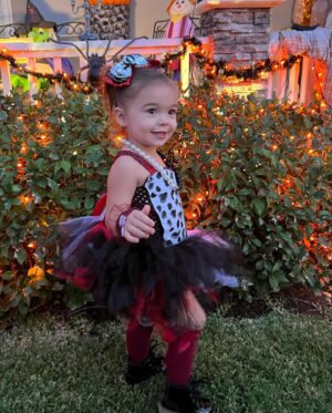 Sabrina Bryan Instagram - Halloween 2022 Cruella and her Dalmatians! ❤️🤍🖤 if you know Little Miss Monroe you know that she is OBSESSED with puppies!! In a good way of course! This was the perfect theme for our baby girl’s 3rd Halloween! #comilliamonroe #halloween2022 #cruelladevil #puppycrazy