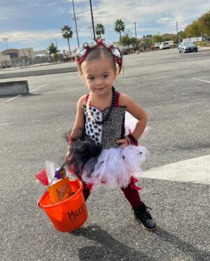 Sabrina Bryan Instagram - Halloween 2022 Cruella and her Dalmatians! ❤️🤍🖤 if you know Little Miss Monroe you know that she is OBSESSED with puppies!! In a good way of course! This was the perfect theme for our baby girl’s 3rd Halloween! #comilliamonroe #halloween2022 #cruelladevil #puppycrazy