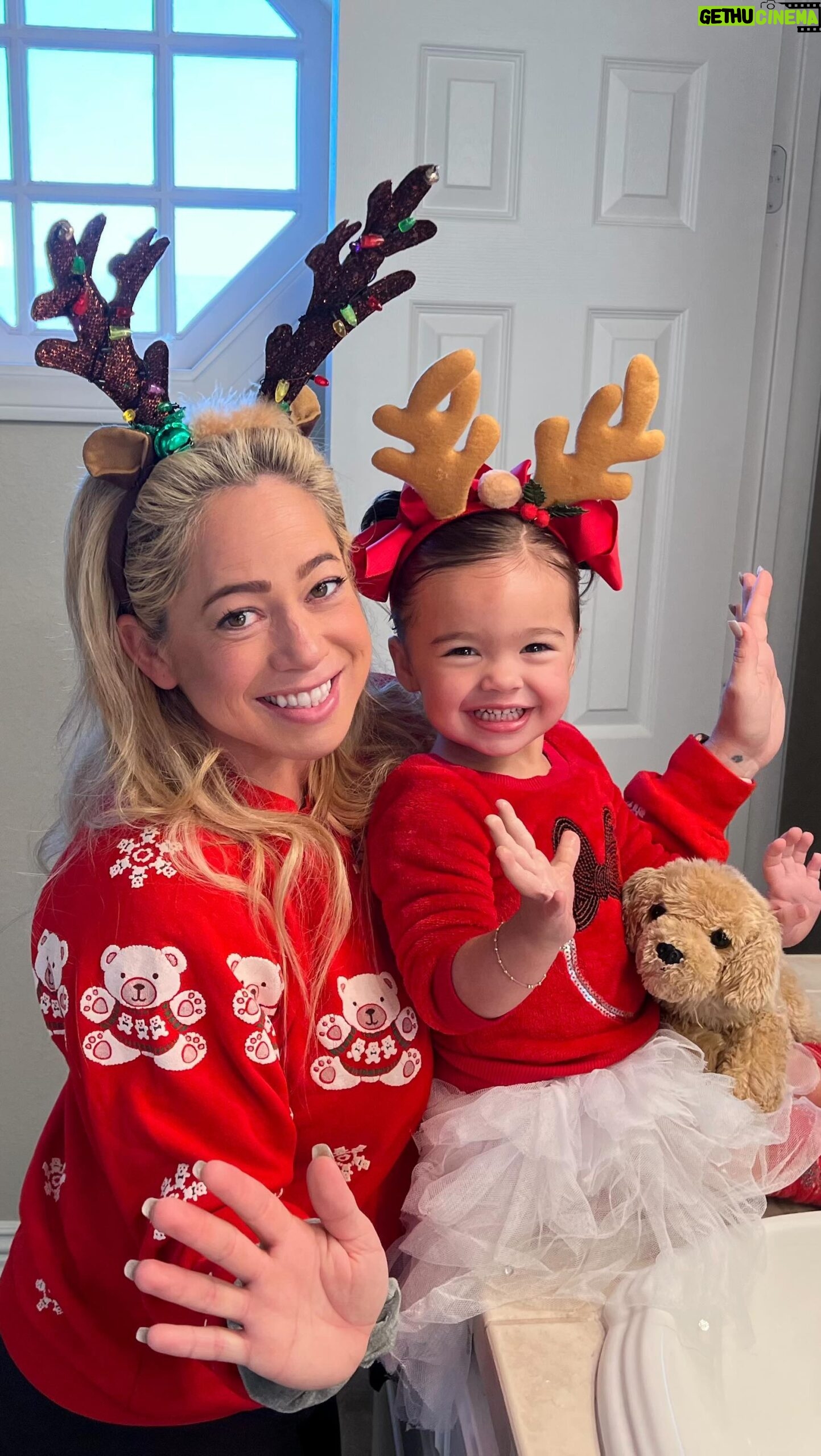 Sabrina Bryan Instagram - Happy Christmas Eve!!! Santa is on his way!!! 🎄🎅🏼❤️ #christmaseve #presentsunderthetree #comilliamonroe #mylittleelf